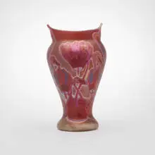 Amédée de Caranza, Vase with cyclamen, c. 1900, hand-blown iridized glass