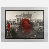 Wolf Vostell, "Das steinerne Herz", Fotografie mit der von Menschenmengen umgebenen Berliner Mauer vor dem Brandenburger Tor