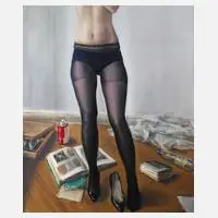 Corinna Weiner, "Selbst in Nylonstrümpfen", Öl auf Leinwand und Keilrahmen