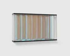 Adolf Luther, Ohne Titel (Lichtharfe), 1974, 8 semitransparente Spiegelstreifen vor Spiegel in Objektkasten