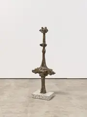 Doris Rücker, Vielgesicht, Bronze, braun patiniert. Auf Granitsockel