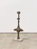 Doris Rücker, Vielgesicht, Bronze, braun patiniert. Auf Granitsockel