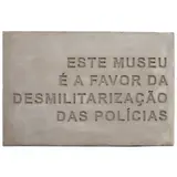 Jonathas Andrade, ESTE MUSEU É A FAVOR DA DESMILITARIZAÇÃO DAS POLÍCIAS, 2014, Placa de cimento com estrutura de argamassa armada