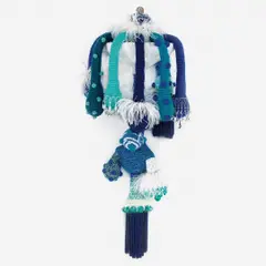 Joana Vasconcelos, Spirulina, Pia de cerâmica, crochê de lã, miçangas, plumas e poliéster