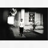Otto Stupakoff, Empregada abrindo o portão, Saigon, 1968