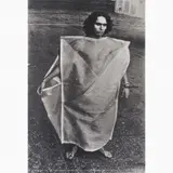 Hélio Oiticica, Luis Fernando Guimarâes veste parangolé no cais 42, NY, 1972