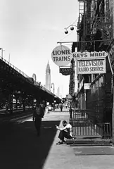 Louis Stettner, Beside 3rd Avenue, 1957, photograph