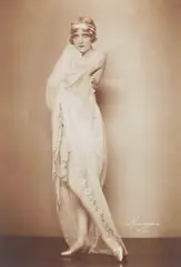 Atelier Manasse, Flapper in body-length shawl, Vienna c. 1925, 1925, photograph