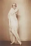 Atelier Manasse, Flapper in body-length shawl, Vienna c. 1925, 1925, photograph