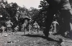 Krys Taconis, Front Liberation Nationale soldiers run for cover, Algeria 1957, 1957, photograph
