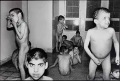 Chris Steele-Perkins, Traumatized children in a mental hospital shelled by Israelis, Beirut, Lebanon 1982, 1982, photograph