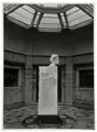 Louis Held, Ernst-Abbe-Denkmal, Carl-Zeiß-Platz, Jena. Mit einer Herme von Max Klinger. Wohl um 1911, Silbergelatineabzug auf Barytpapier