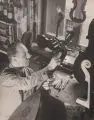 Edmund Kesting, Der Geigenbauer Paulus, Dresden, 1950, Silbergelatineabzug auf Barytpapier