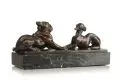 A. Beck, Zwei spielende Hunde (Boxer und Windhund). Wohl 1. H. 20. Jh, Bronze, gegossen, schwarzbraun patiniert