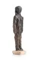 Karl Jüttner, Stehende weibliche Figur. Um 1985– 1990, Keramik, heller schamottierter Scherben, gebaut und in Mangan- und Eisenoxiden mattschwarz, partiell irisierend glasiert
