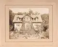 James Aurig, Zwei Ansichten einer Blasewitzer Villa (evtl. Vorgängerbau der Naumannstraße 1), Um 1900, Silbergelatineabzüge, jeweils vollflächig auf Untersatzkarton kaschiert