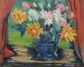 Paul Kuhfuss, Blumenstrauß in blauer Vase zwischen roten Vorhängen, 1932, Tempera auf blauem, strukturierten Papier
