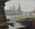Rudolf Poeschmann, (zugeschr.), Blick vom Neustädter Ufer unter der Carolabrücke auf die Kathedrale, den Hausmannsturm und das Ständehaus. 1. H. 20. Jh, Öl auf Leinwand