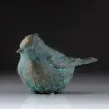Malwina Ziemkiewicz, Sitzender Vogel, Bronze, gegossen, grünlich patiniert