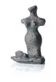 Michaela Egdmann, Kleine Schöpferin, 2013, Keramik mit schwarzbrauner Metall- und grünlicher Keramikglasur, mehrfach gebrannt