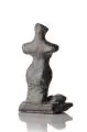 Michaela Egdmann, Kleine Schöpferin, 2013, Keramik mit schwarzbrauner Metall- und grünlicher Keramikglasur, mehrfach gebrannt