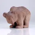 H. L. W., Beobachtender Bär / Sitzender Affe. Ohne Jahr, Keramiken, brauner Scherben