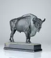 Albert Kraemer, Wisent. 1. H. 20. Jh, Bronze, gegossen, schwarz und grün patiniert, Marmor