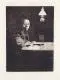 Käthe Kollwitz, Selbstbildnis am Tisch II. Fassung, Wohl 1893, Aquatintaradierung auf Kupferdruckpapier mit Blindstempel "v.d