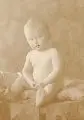 Ursula Richter, Portrait eines Kleinkindes, 1920, Silbergelatineabzug, auf Untersatzkarton montiert