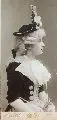 Louis Held, Portrait einer Schauspielerin in Uniform, Um 1900, Silbergelatineabzug