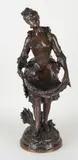 Antiek Frans bronzen figuur, Vrouw met kersen op schort