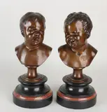 2x Antieke bronzen figuren, Lachend/Huilend kind, Twee antieke bronzen bustes op marmeren sokkel