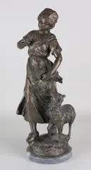 Antiek Frans beeld, Herderin met schaap, Antiek Frans compositie metalen figuur op marmeren basement