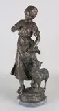 Antiek Frans beeld, Herderin met schaap, Antiek Frans compositie metalen figuur op marmeren basement