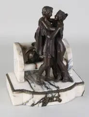 T. Curts, Romeins paar bij bank, Antieke marmer met bronzen figuur door T