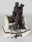 T. Curts, Romeins paar bij bank, Antieke marmer met bronzen figuur door T