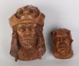 2x Houten gesneden koppen, 19e eeuw, Twee 19e eeuwse uit notenhout gesneden koppen voor wand montage