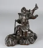 19e Eeuws Chinees bronzen figuur, Chinese god op rots