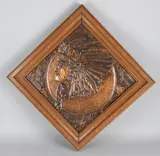 Indiaan by Antieke kopergeslagen plaquette in eiken lijst, offered Jan 2019