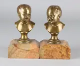 1900 by Twee antieke bronzen kinderbustes op marmeren basement, Twee antieke bronzen kinderbustes op marmeren basement, offered Oct 2018
