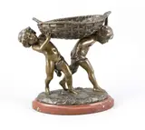 Tafelstuk met putti, 1900, Antiek compositie metalen tafelstuk met rood marmeren basement