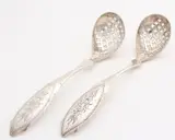 2 Zilveren strooilepels, 1875, Lepels met gecontourneerde steel versierd met een Biedermeier bloemgravure