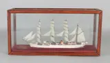 Japans scheepsmodel in vitrine, 'Nippon Maru', Kunststof in houten vitrine