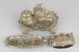 Antiek inktstel, 1880, Drie-delig Duits antiek plated messing historisme bureau-inktstel met figuren, putti etc