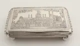 1890 by Fraaie zilveren tabaksdoos, 835 & 000, De deksel is voorzien van een gravure van een groot gebouw en Biedermeier bloemwerk, offered Jan 2018