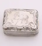 Zilveren pillendoos, paard, Zilveren pillendoos, 835/000, rechthoekig gecontourneerd model met getrembleerde randen en een gravure van een paard