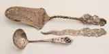 Zilveren briefopener, taartschep, roomlepel, Bestaande uit: Eén briefopener wajang, 800/000, met uitgezaagd figuur versierd met gravure, 14 cm