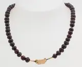 granaat, gouden slot by Granaten collier met 585 & 000 gouden sluiting, Collier van gefacetteerde granaatkralen, ø 7 mm, bevestigd aan een gouden sluiting met gravure, offered Jan 2016
