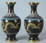2 Cloisone vazen, 20e eeuw, Twee oude antieke Cloissone vazen met drakendecor, fijne kwaliteit(vaas iets beschadigd bovenrand) 25,5x12ø Cond:R/G