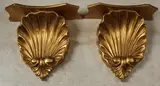 2 Wandconcoles, schelp, Twee decoratieve goudkleurige kunststoffen wandconsoles in schelpvorm 21e eeuw in zeer goede staat 36x40x18cm